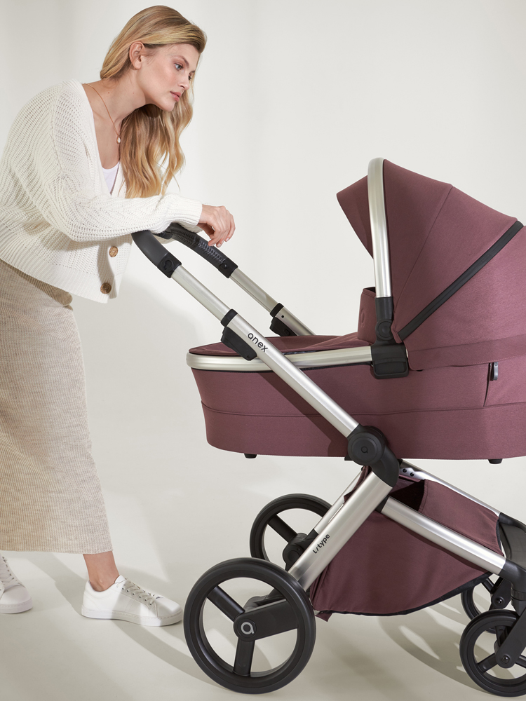 Promenade avec un bébé : poussette face parent ou face route ?