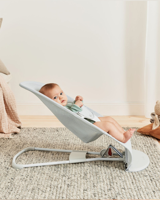 Transat Balance Soft Mesh Coloris argent/blanc Babybjörn